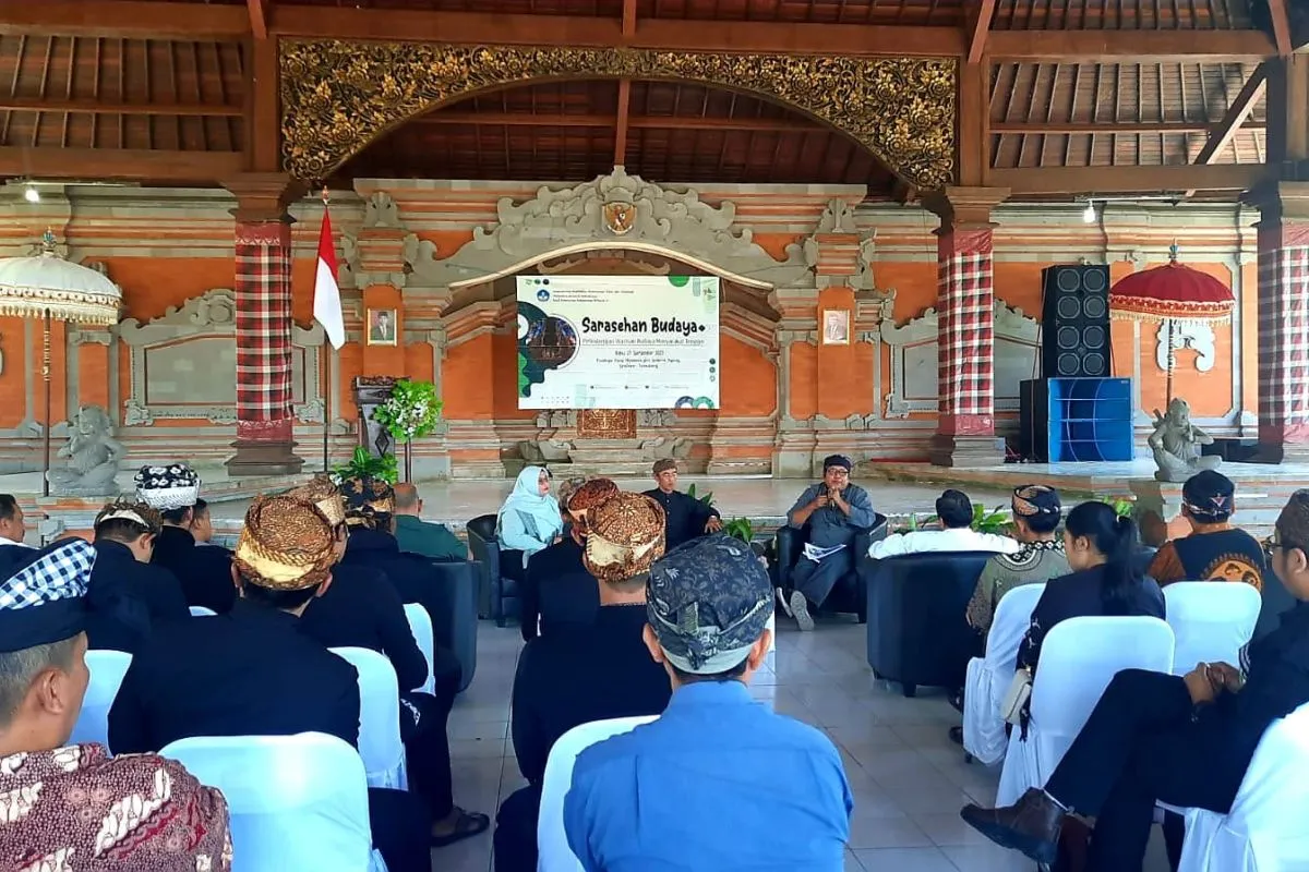 Kegiatan sarasehan kebudayaan tentang Suku Tengger di Pendapa Pura Mandara Giri Semeru Agung, Kecamatan Senduro, Kabupaten Lumajang, Rabu (27/9/2023). Foto: Pusat Kajian Pemajuan Kebudayaan Unej