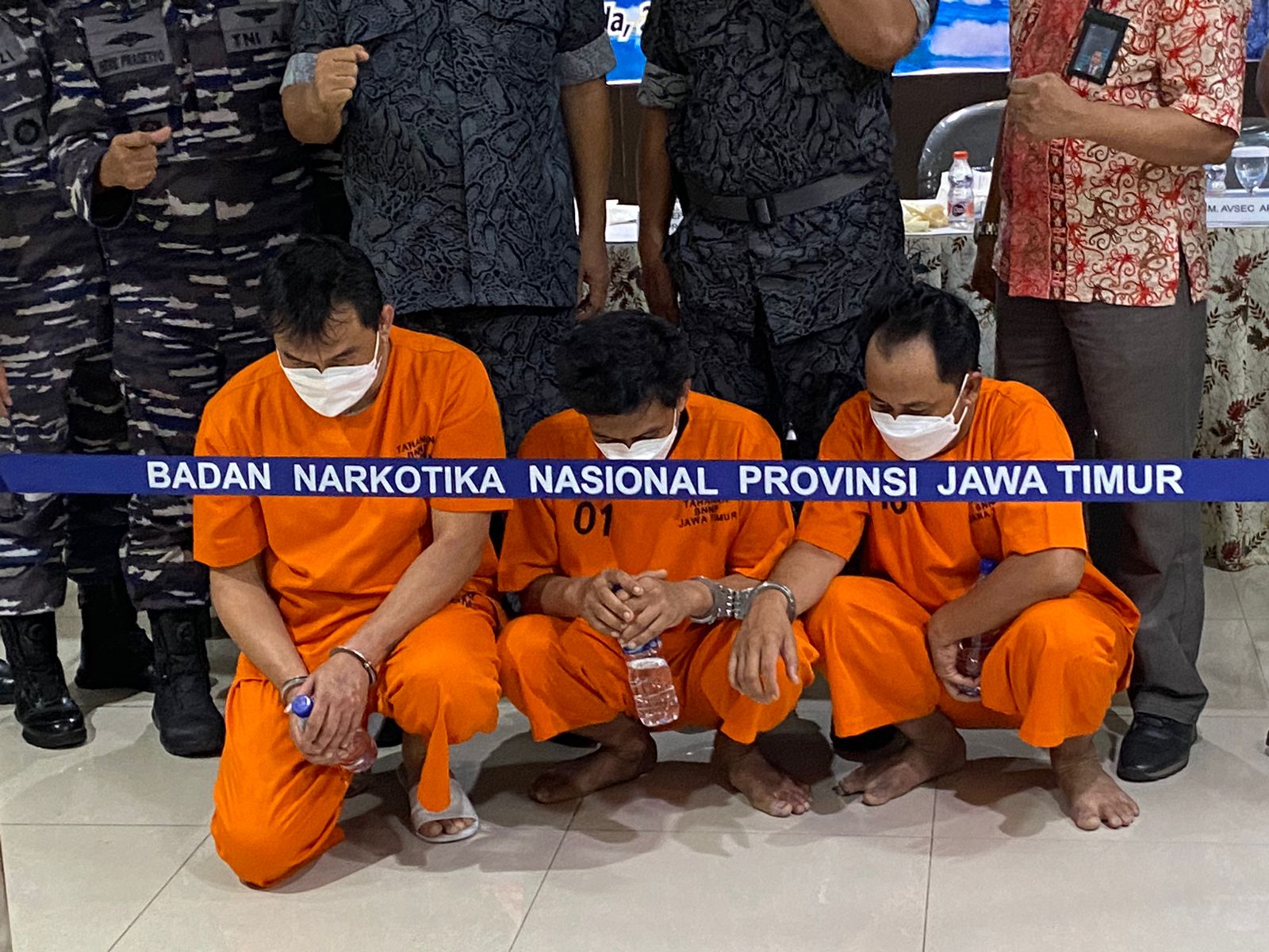 Ketiga tersangka ES, AR, dan MUF tertunduk waktu ungkap kasus peredaran narkoba jenis sabu dengan total 1,5 kilogram di Lanudal Juanda, Jumat (29/9/2023). Foto: Wildan suarasurabaya.net