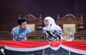 Khofifah Indar Parawansa Gubernur Jatim (kanan) bersama Emil Elestianto Dardak Wagub Jatim (kiri) dalam rapat paripurna di Gedung DPRD Jatim, Jumat (29/9/2023). Foto: Humas Pemprov Jatim