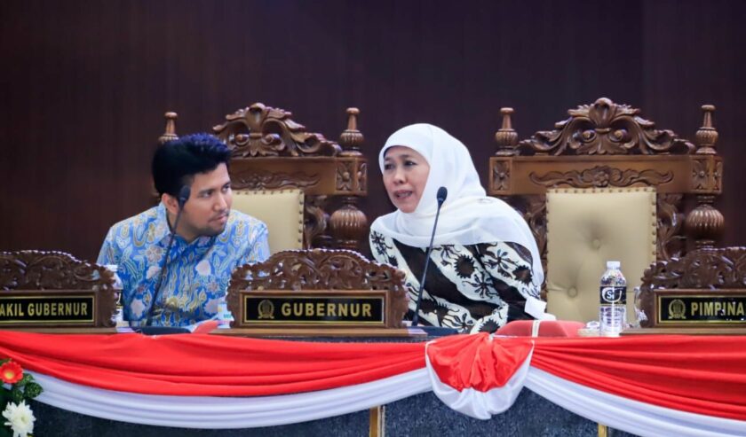 Khofifah Indar Parawansa Gubernur Jatim (kanan) bersama Emil Elestianto Dardak Wagub Jatim (kiri) dalam rapat paripurna di Gedung DPRD Jatim, Jumat (29/9/2023). Foto: Humas Pemprov Jatim