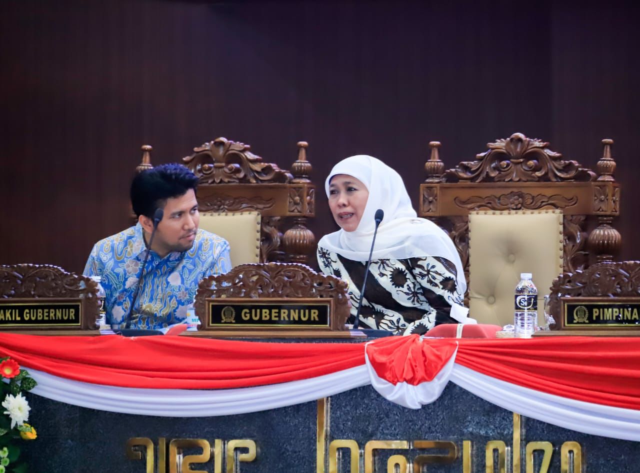 Khofifah Indar Parawansa Gubernur Jatim (kanan) bersama Emil Elestianto Dardak Wagub Jatim (kiri) dalam rapat paripurna di Gedung DPRD Jatim, Jumat (29/9/2023). Foto: Humas Pemprov Jatim