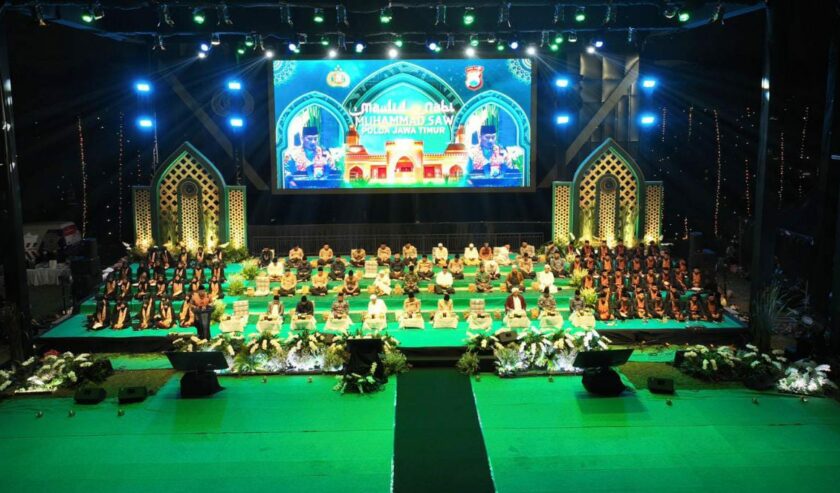 Sholawat dan pengajian bersama, dalam rangka memperingati Maulid Nabi Muhammad SAW di Lapangan Mapolda Jatim, Kota Surabaya, pada Jumat malam (29/9/2023). Foto: Polda Jatim