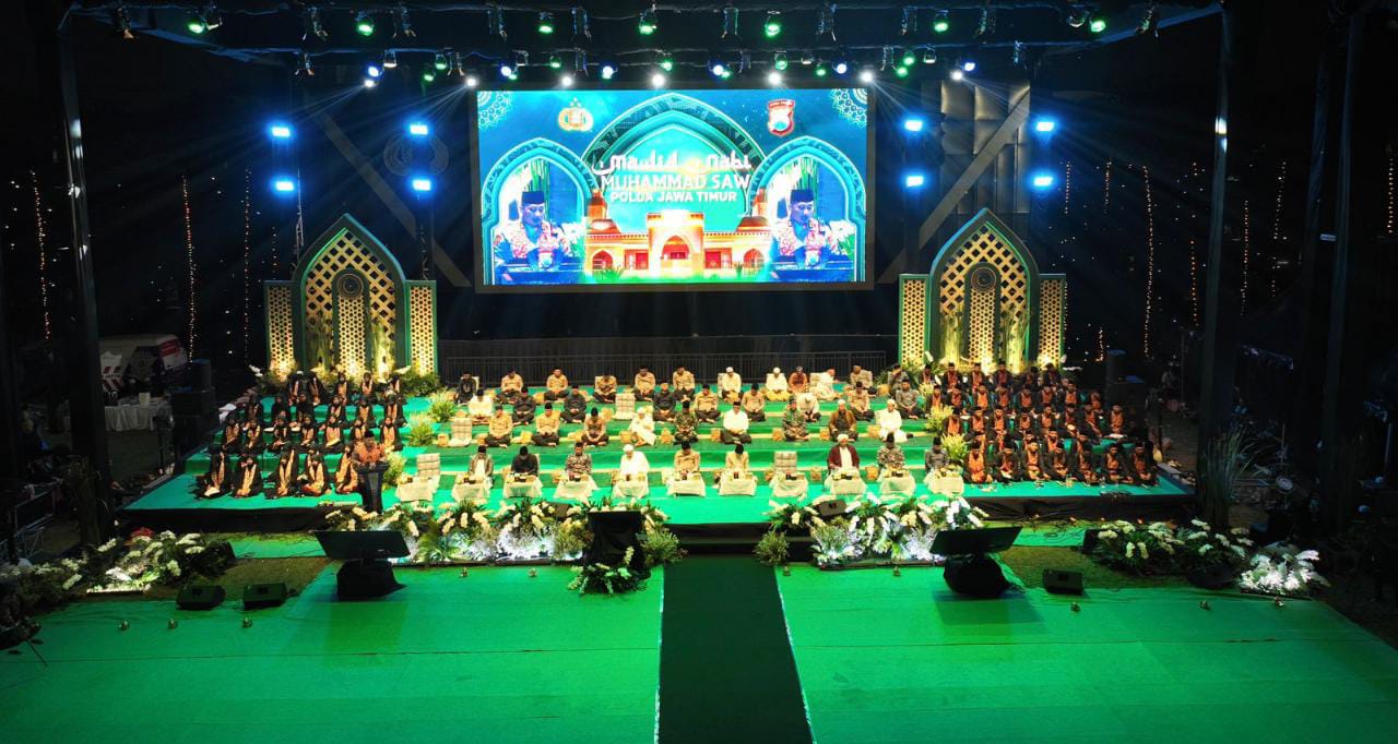 Sholawat dan pengajian bersama, dalam rangka memperingati Maulid Nabi Muhammad SAW di Lapangan Mapolda Jatim, Kota Surabaya, pada Jumat malam (29/9/2023). Foto: Polda Jatim