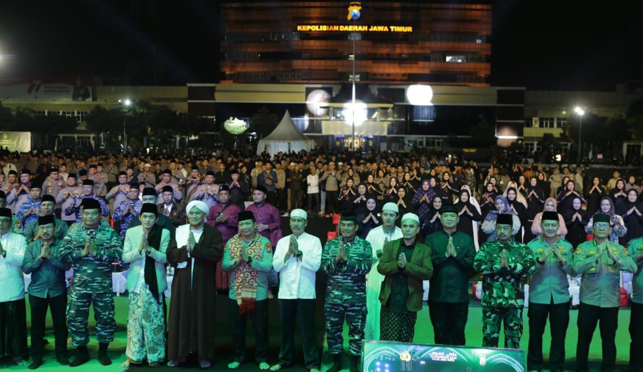 Sholawat dan pengajian bersama, dalam rangka memperingati Maulid Nabi Muhammad SAW di Lapangan Mapolda Jatim, Kota Surabaya, pada Jumat malam (29/9/2023). Foto: Polda Jatim