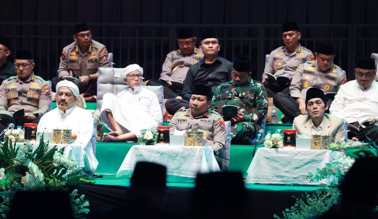 Irjen Pol Dr Toni Harmanto Kapolda Jatim dan para ulama Jawa Timur di antaranya Habib Taufiq Assegaf dan Habib Sholeh Muhammad Al Jufri dalam acara sholawat dan pengajian bersama, dalam rangka memperingati Maulid Nabi Muhammad SAW di Lapangan Mapolda Jatim, Kota Surabaya, pada Jumat malam (29/9/2023). Foto: Polda Jatim