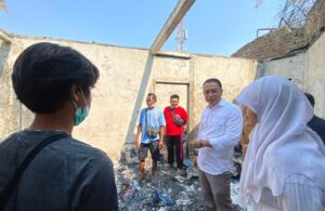 Eri Cahyadi Kunjungi Rumah yang Terbakar di Kupang Gunung