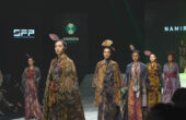 Peragaan busana karya di acara Surabaya Fashion Parade 2023 “Enigmatico” yang digelar tanggal 7-10 September 2023 di Convention Hall Tunjungan Plaza 3. Foto: Surabaya Fashion Parade 2023