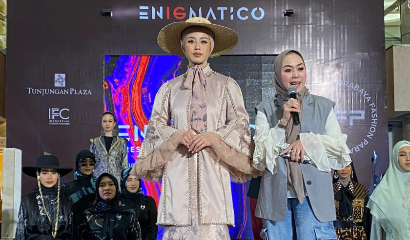 Gita Orlin desainer asal Surabaya suguhkan busana muslim tema savanna interpretasikan tema Enigmatico Surabaya Fashion Parade 2023, Jumat (8/9/2023). Foto: Meilita suarasurabaya.net