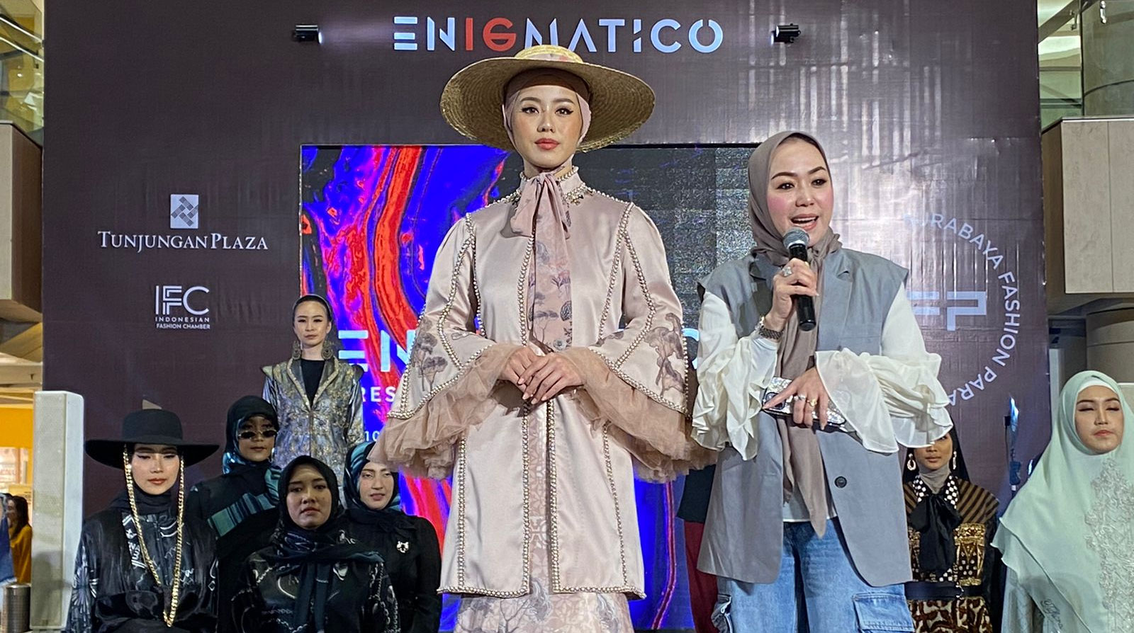 Gita Orlin desainer asal Surabaya suguhkan busana muslim tema savanna interpretasikan tema Enigmatico Surabaya Fashion Parade 2023, Jumat (8/9/2023). Foto: Meilita suarasurabaya.net