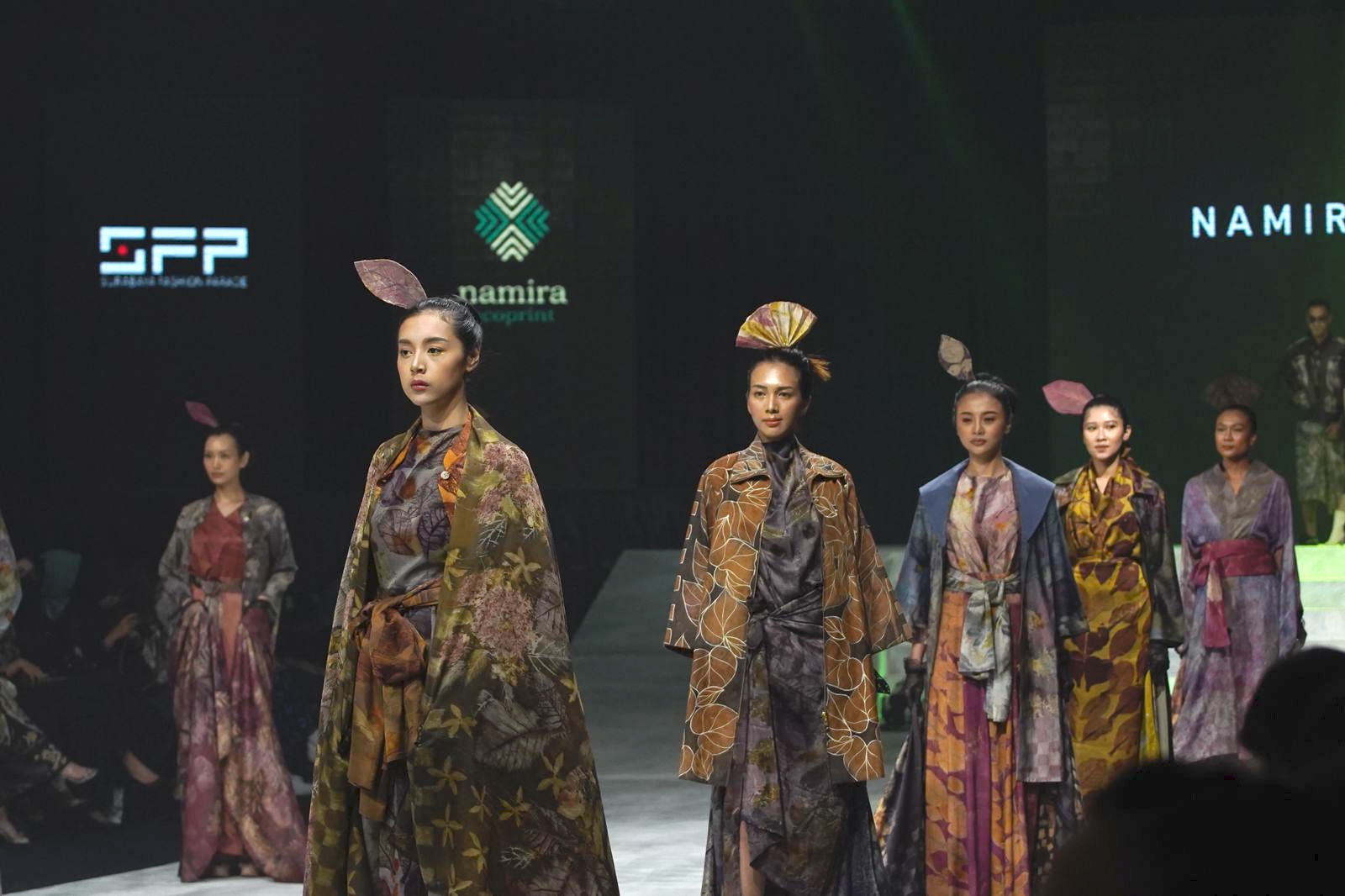 Peragaan busana karya di acara Surabaya Fashion Parade 2023 “Enigmatico” yang digelar tanggal 7-10 September 2023 di Convention Hall Tunjungan Plaza 3. Foto: Surabaya Fashion Parade 2023