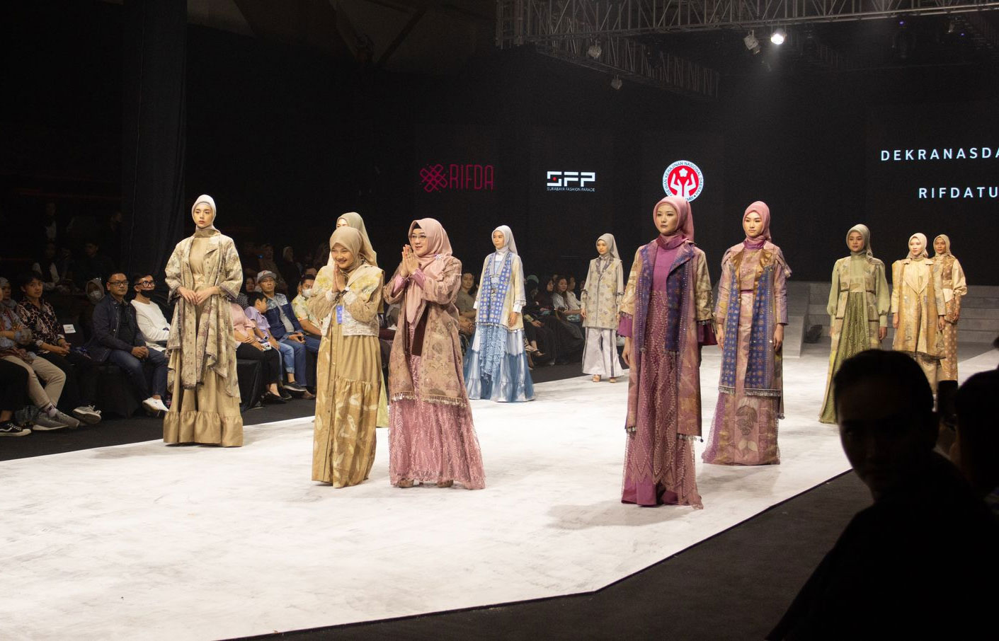 Peragaan busana karya di acara Surabaya Fashion Parade 2023 “Enigmatico” yang digelar tanggal 7-10 September 2023 di Convention Hall Tunjungan Plaza 3. Foto: Surabaya Fashion Parade 2023