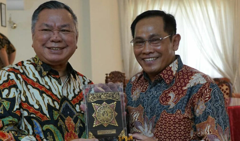 Hudiyono Kepala Dinas Kebudayaan dan Pariwisata Provinsi Jawa Timur bertemu dengan Hasrul Azwar Duta Besar RI untuk Maroko di Maroko pada Rabu (6/9/2023). Foto: Disbudpar Jatim