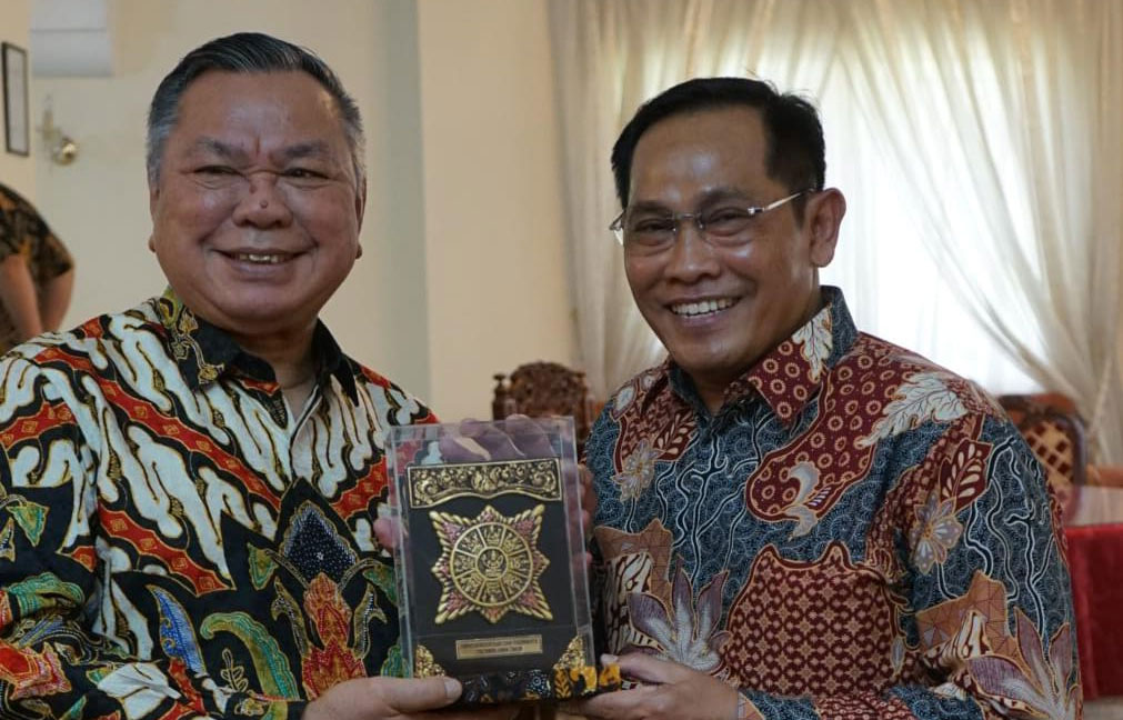 Hudiyono Kepala Dinas Kebudayaan dan Pariwisata Provinsi Jawa Timur bertemu dengan Hasrul Azwar Duta Besar RI untuk Maroko di Maroko pada Rabu (6/9/2023). Foto: Disbudpar Jatim