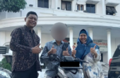 Ilham Kurniawan (tengah) usai proses serah terima motor Beat Street miliknya di Mapolrestabes Surabaya pada Jumat (29/9/2023) kemarin. Foto: Istimewa