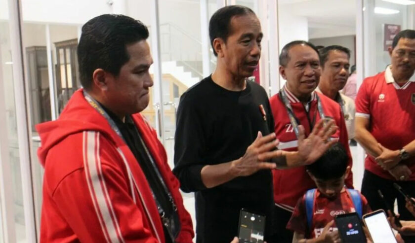 Joko Widodo Presiden (tengah) didampingi Ketua Umum PSSI Erick Thohir (kiri) usai menyaksikan pertandingan Timnas U-23 melawan Turkmenistan dengan skor 2-0, di Stadion Manahan Solo, Jateng, Selasa (12/9/2023) malam. Foto: Antara