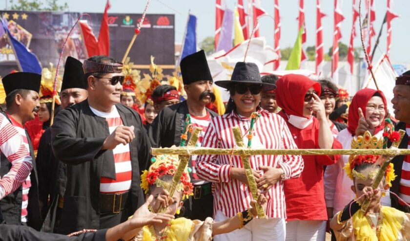 Laksma TNI Yudo Margono Panglima TNI saat membuka acara Karapan Sapi Piala Panglima TNI 2023, di Stadion R.P Moh Noer Skep Bangkalan, Jawa Timur, Sabtu (2/9/2023). Foto: mili.id
