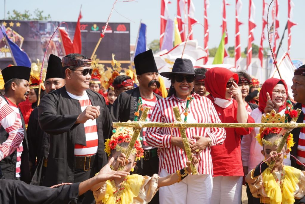 Laksma TNI Yudo Margono Panglima TNI saat membuka acara Karapan Sapi Piala Panglima TNI 2023, di Stadion R.P Moh Noer Skep Bangkalan, Jawa Timur, Sabtu (2/9/2023). Foto: mili.id