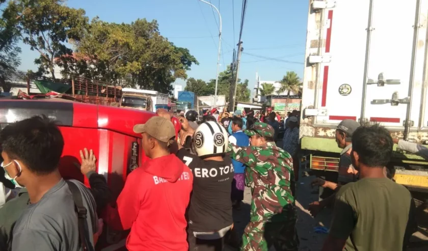 Petugas kepolisian dan TNI serta warga bergotong royong evakuasi microbus yang terguling di jalan raya pantura Kecamatan Besuki, Situbondo, Jawa Timur. Sabtu (23/9/2023). Foto: Antara/Istimewa