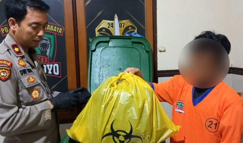 Kompol Dwi Nugroho Kapolsek Simokerto menunjukkan barang bukti dan ZA pelaku pencurian limbah medis RSUD Dr. Mohamad Soewandhie Surabaya. Foto: Polsek Simokerto