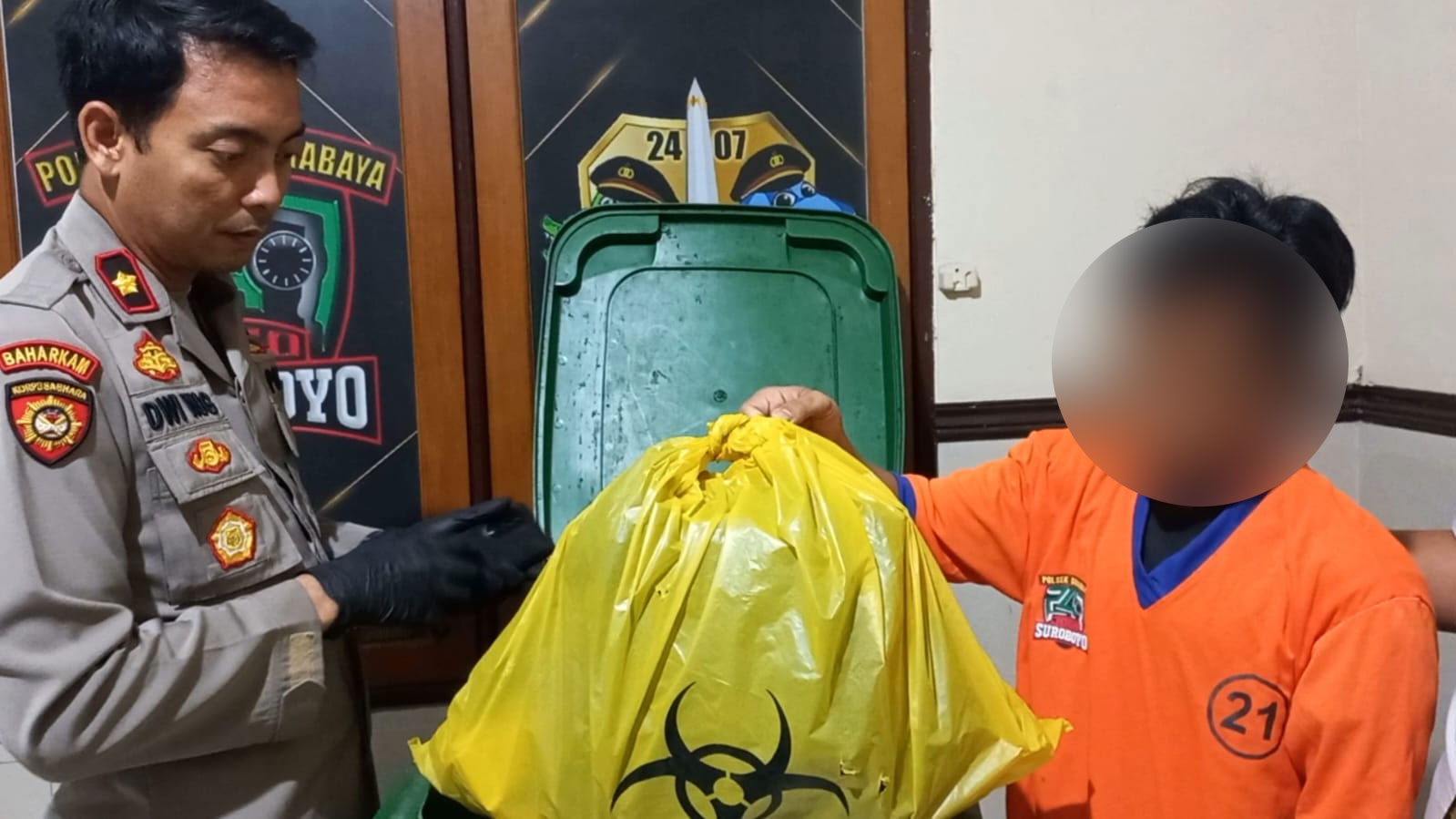 Kompol Dwi Nugroho Kapolsek Simokerto menunjukkan barang bukti dan ZA pelaku pencurian limbah medis RSUD Dr. Mohamad Soewandhie Surabaya. Foto: Polsek Simokerto