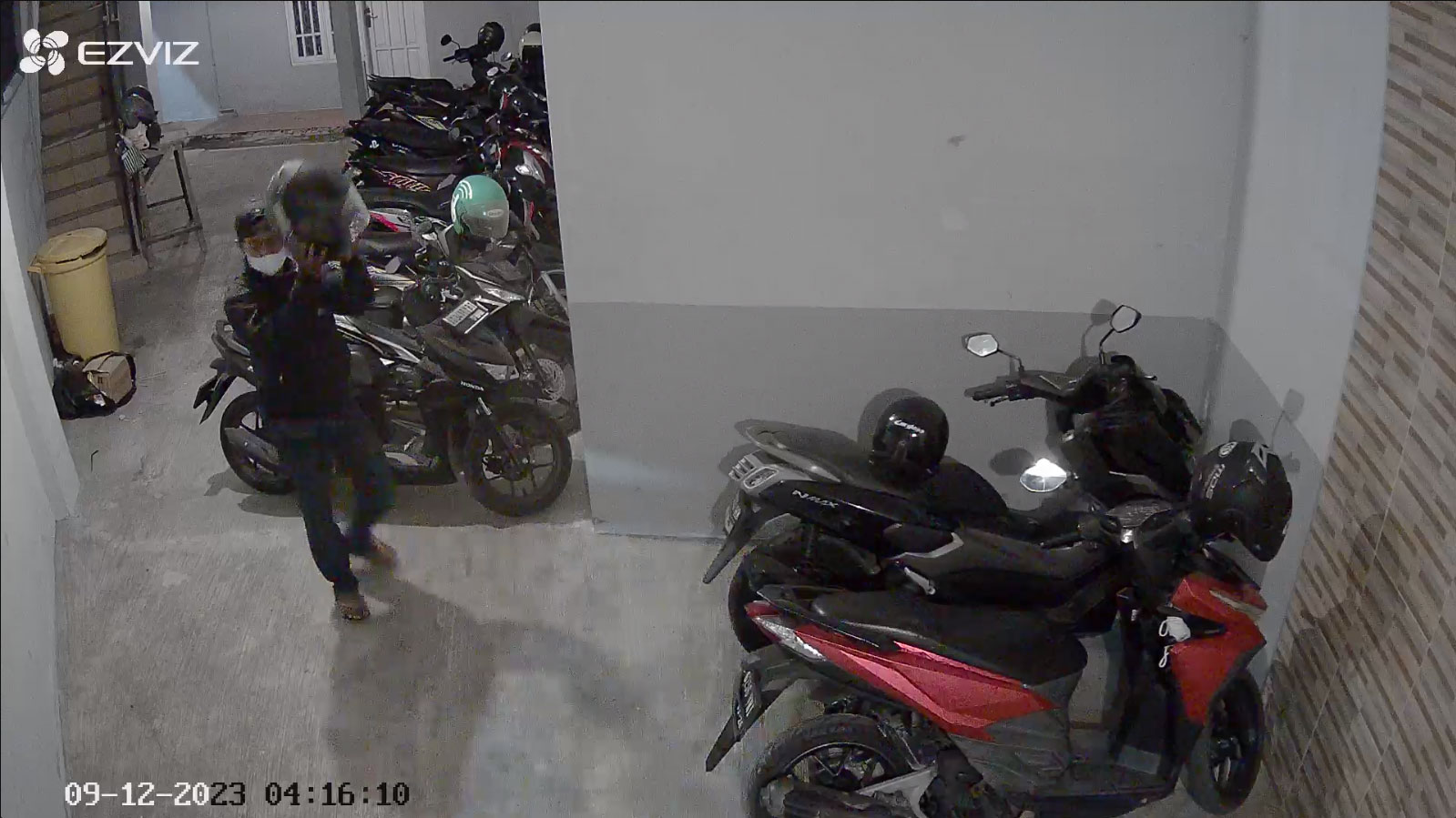 Aksi komplotan penjahat mencuri tiga sepeda motor sekaligus di sebuah kos-kosan di daerah Kapas Gading Madya, Selasa (12/9/2023). Foto: Istimewa