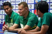 Josep Gombau, pelatih Persebaya (kedua kanan) ditemani Kadek Raditya (kiri) saat konferensi pers jelang pertandingan melawan Madura United di Stadion Bangkalan, Sabtu (16/9/2023). Foto: Ofisial Persebaya