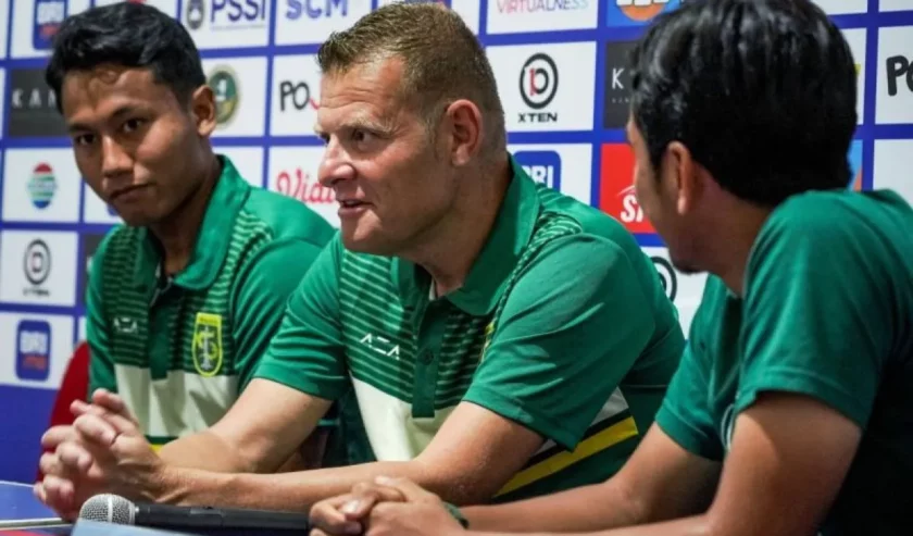 Josep Gombau, pelatih Persebaya (kedua kanan) ditemani Kadek Raditya (kiri) saat konferensi pers jelang pertandingan melawan Madura United di Stadion Bangkalan, Sabtu (16/9/2023). Foto: Ofisial Persebaya