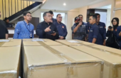 Benny Rhamdani Kepala Badan Pelindungan Pekerja Migran Indonesia (BP2MI) saat menerima kedatangan empat jenazah PMI dari Taiwan di Terminal Kargo Bandara Soetta, Minggu (17/9/2023). Foto: Antara