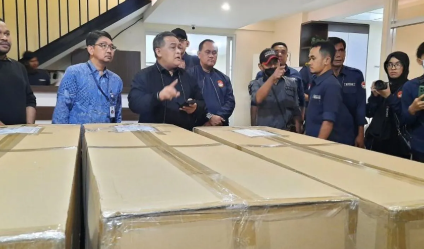 Benny Rhamdani Kepala Badan Pelindungan Pekerja Migran Indonesia (BP2MI) saat menerima kedatangan empat jenazah PMI dari Taiwan di Terminal Kargo Bandara Soetta, Minggu (17/9/2023). Foto: Antara