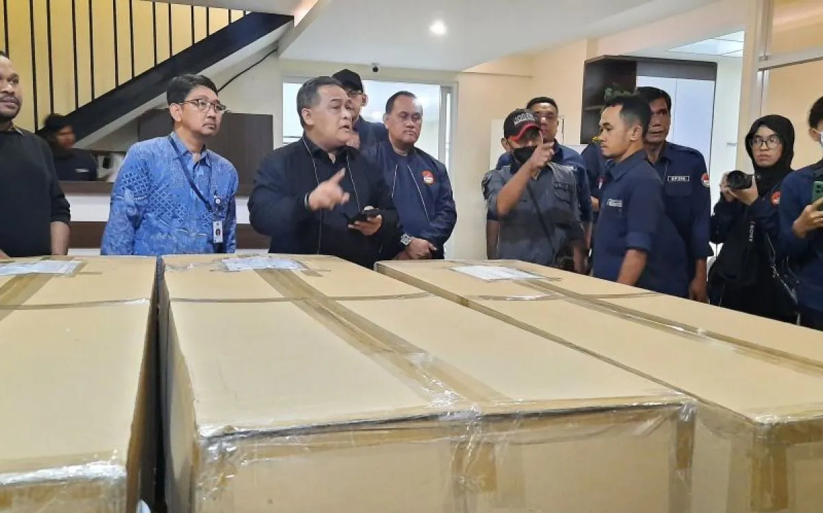 Benny Rhamdani Kepala Badan Pelindungan Pekerja Migran Indonesia (BP2MI) saat menerima kedatangan empat jenazah PMI dari Taiwan di Terminal Kargo Bandara Soetta, Minggu (17/9/2023). Foto: Antara