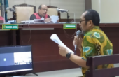 Sahat Tua Simanjuntak, wakil ketua DPRD Jatim nonaktif, mengenakan kemeja batik warna kuning (kiri) saat membacakan pledoi di PN Tipikor Surabaya, Jumat (15/9/2023). Foto: Wildan suarasurabaya.net