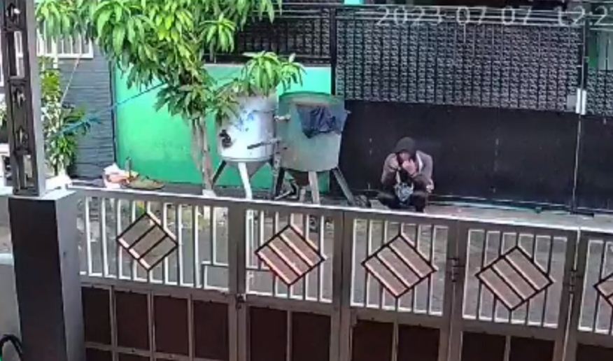 Pelaku perampokan dengan kekerasan di Perumahan Swan Menganti Park Gresik dalam rekaman kamera CCTV. Foto: Istimewa