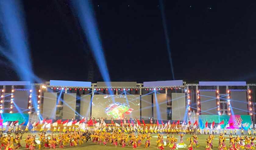 Penampilan tari kolosal dengan tema Sidoarjo Gemilang dalam pesta Opening Ceremony Pekan Olahraga Provinsi Jawa Timur VIII/2023 di Stadion Gelora Delta Sidoarjo, Sabtu malam (9/9/2023). Foto: Meilita suarasurabaya.net