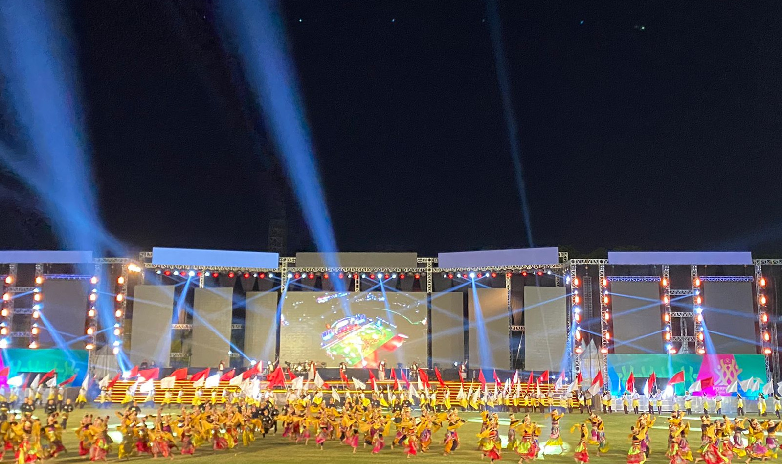 Penampilan tari kolosal dengan tema Sidoarjo Gemilang dalam pesta Opening Ceremony Pekan Olahraga Provinsi Jawa Timur VIII/2023 di Stadion Gelora Delta Sidoarjo, Sabtu malam (9/9/2023). Foto: Meilita suarasurabaya.net