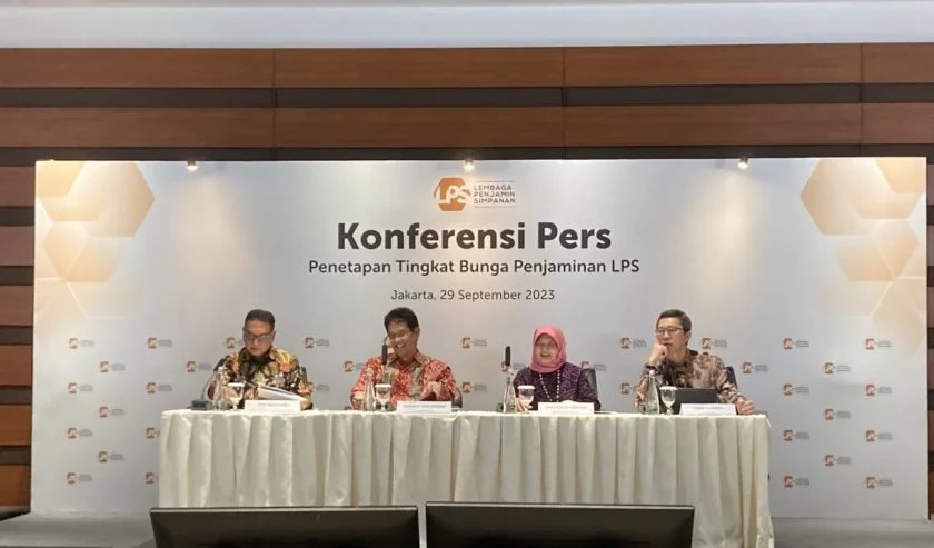 Purbaya Yudhi Sadewa Ketua Dewan Komisioner LPS bersama jajarannya dalam konferensi pers di Jakarta, Jumat (29/9/2023). Foto: Antara