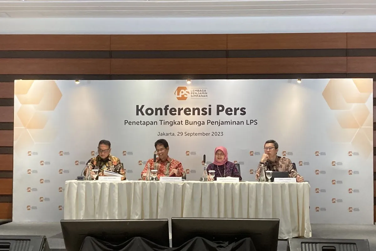 Purbaya Yudhi Sadewa Ketua Dewan Komisioner LPS bersama jajarannya dalam konferensi pers di Jakarta, Jumat (29/9/2023). Foto: Antara