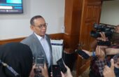 Mohammad Nasih rektor Unair ketika diwawancarai awak media di Ruang Rapat Pleno Gedung Rektorat Unair Kampus C seusai konferensi pers pra pengukuhan guru besar, Rabu (20/9/2023). Foto: Risky suarasurabaya.net