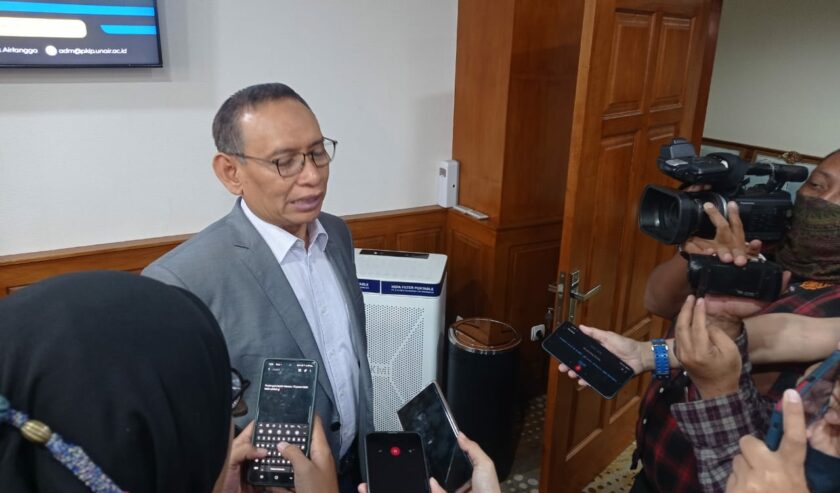 Mohammad Nasih rektor Unair ketika diwawancarai awak media di Ruang Rapat Pleno Gedung Rektorat Unair Kampus C seusai konferensi pers pra pengukuhan guru besar, Rabu (20/9/2023). Foto: Risky suarasurabaya.net