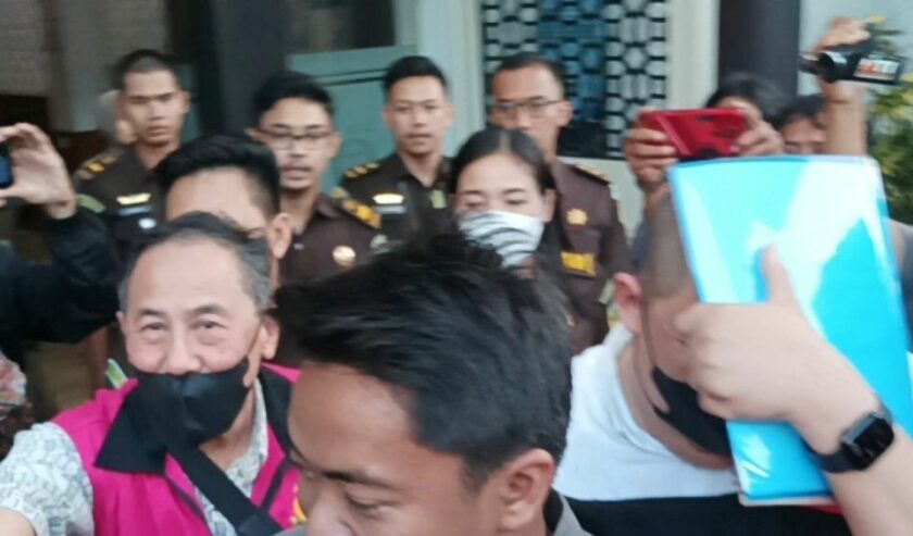 Dua tersangka perkara kredit macet Bank Jatim mengenakan baju tahanan usai menjalani pemeriksaan di Kantor Kejari Tanjung Perak Surabaya, Kamis (5/10/2023). Foto: Antara