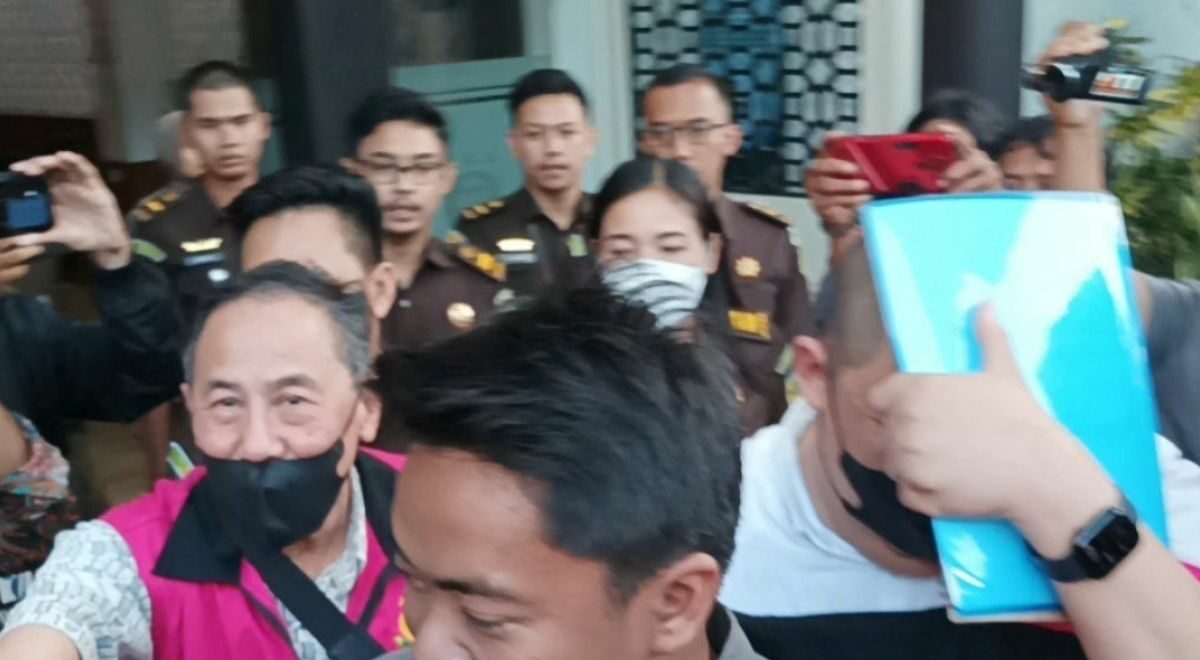 Dua tersangka perkara kredit macet Bank Jatim mengenakan baju tahanan usai menjalani pemeriksaan di Kantor Kejari Tanjung Perak Surabaya, Kamis (5/10/2023). Foto: Antara