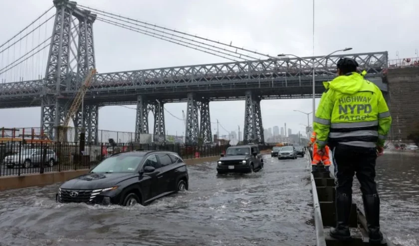 Seorang polisi Patroli Jalan Raya NYPD mengamati para pengendara yang sedang menembus banjir di jalanan FDR Drive di Manhattan dekat jembatan Williamsburg di New York City, Amerika Serikat, pada Jumat (29/9/2023). Foto: Antara/Reuters