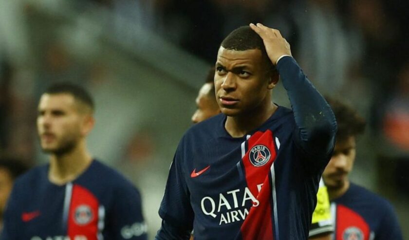 Ekspresi pemain Paris St Germain Kylian Mbappe seusai kalah pada pertandingan grup F Liga Champions melawan Newcastle United di St James' Park, Newcastle, Inggris (4/10/2023). Foto: Reuters/Antara