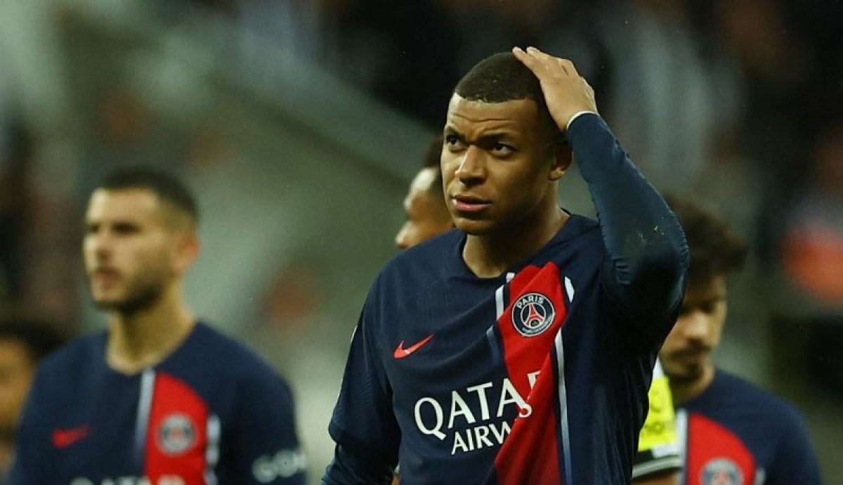 Ekspresi pemain Paris St Germain Kylian Mbappe seusai kalah pada pertandingan grup F Liga Champions melawan Newcastle United di St James' Park, Newcastle, Inggris (4/10/2023). Foto: Reuters/Antara