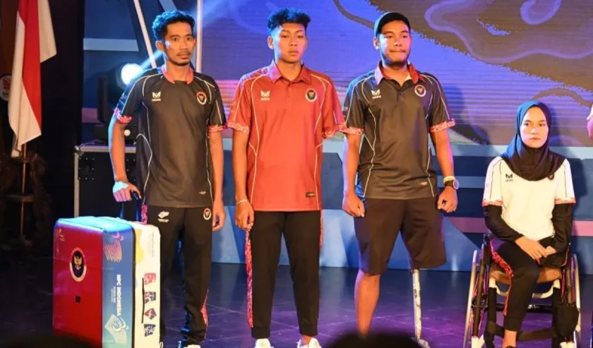 Perwakilan atlet berpose saat peluncuran jersey tim Indonesia untuk Asian Para Games Hangzhou 2022 di Pendhapi Balaikota Surakarta, Jawa Tengah, Jumat (13/10/2023). Foto: NPC Indonesia-Agung Wahyudi