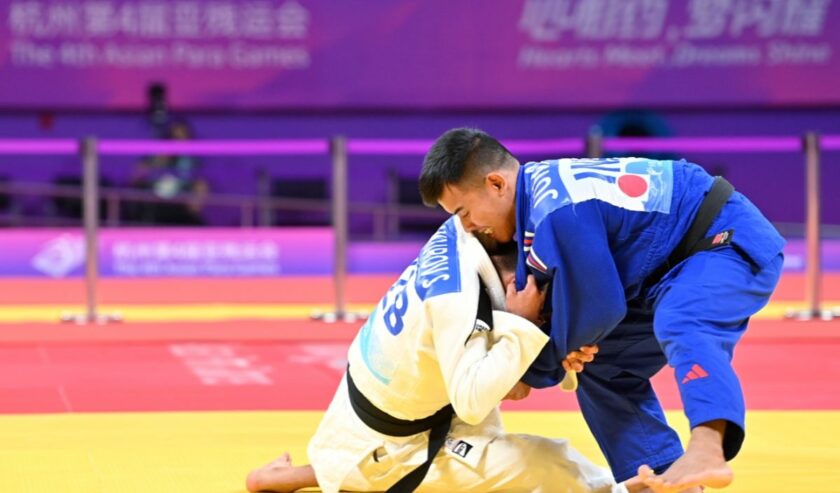 Atlet blind judo Indonesia Junaedi saat berlaga di Asian Para Games 2022 Hangzhou di Xiaoshan Sports Centre Gymnasium, China, Senin (23/10/2023). Foto: NPC Indonesia