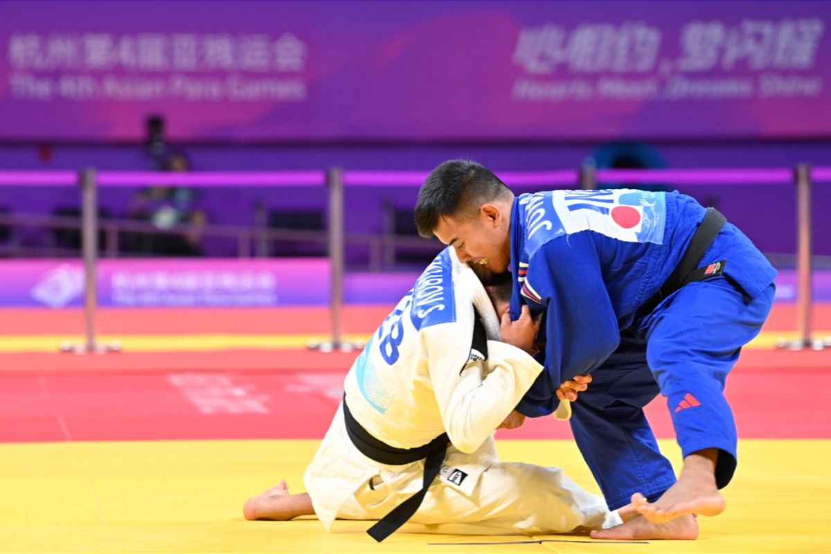 Atlet blind judo Indonesia Junaedi saat berlaga di Asian Para Games 2022 Hangzhou di Xiaoshan Sports Centre Gymnasium, China, Senin (23/10/2023). Foto: NPC Indonesia