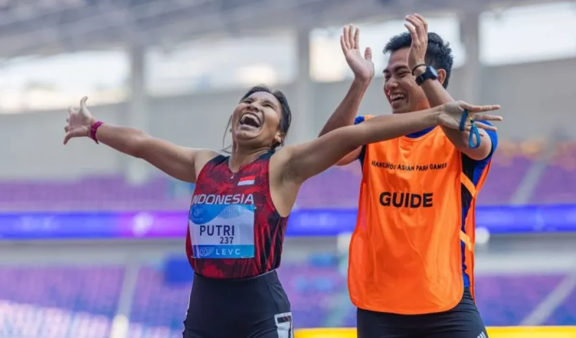 Selebrasi Ni Made Arianti Putri setelah berhasil finis terdepan dalam pertandingan nomor 100m T12 putri para atletik Asian Para Games Hangzhou 2022 di Huanglong Sports Center Stadium, Selasa (24/10/2023). Arianti berhasil meraih medali emas dengan catatan waktu 12.53 detik. Foto: NPC Indonesia