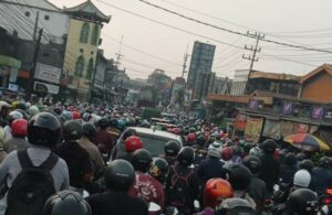Kemacetan Total di Raya Sukomulyo Gresik