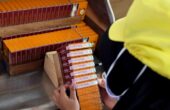 Dokumentasi - Buruh linting rokok menempel pita cukai di salah satu pabrik rokok di Blitar, Jawa Timur, Kamis (25/3/2021). Foto: Antara