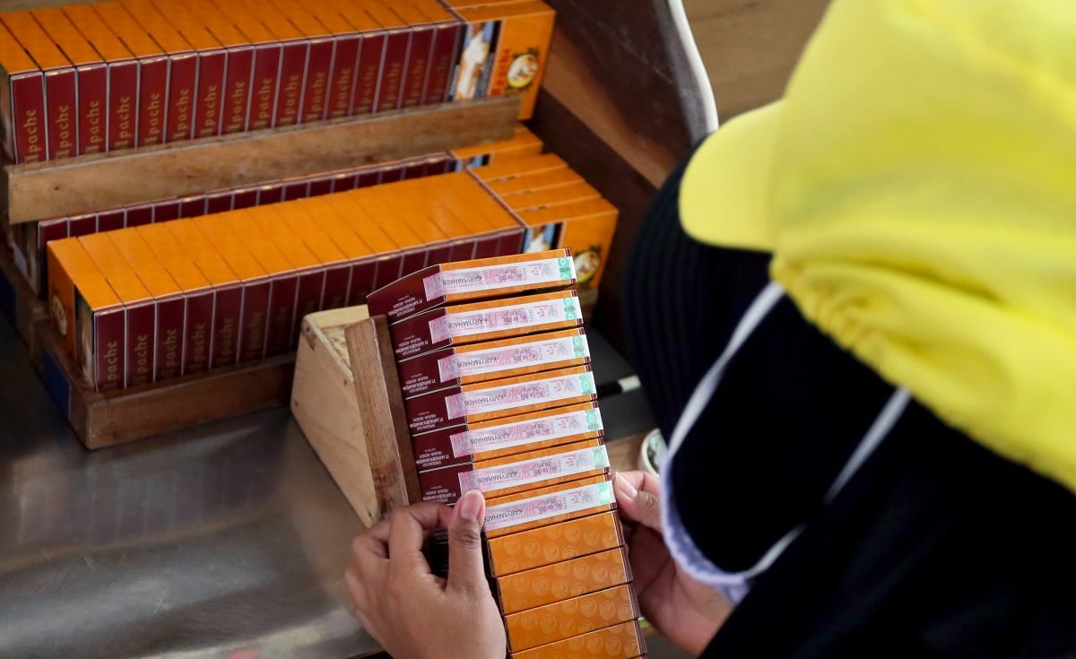 Dokumentasi - Buruh linting rokok menempel pita cukai di salah satu pabrik rokok di Blitar, Jawa Timur, Kamis (25/3/2021). Foto: Antara